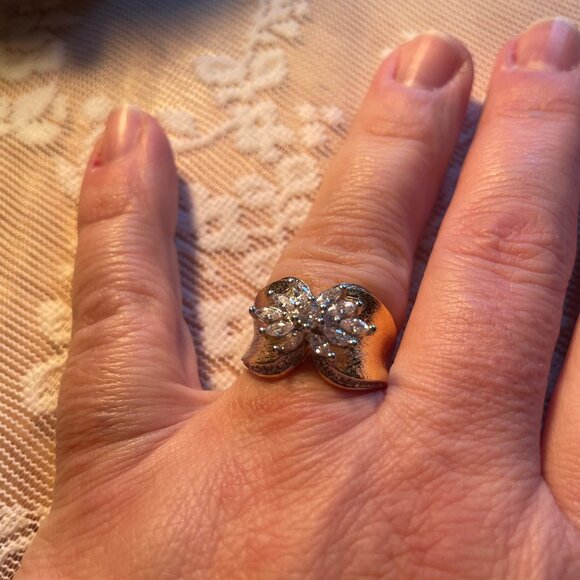 Gorgeous and Vintage Dahlia Crystal Ring - Picture 2 of 2